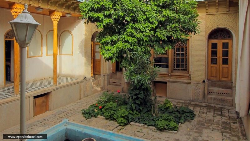 محوطه پشتی خانه فروغ الملک شیراز